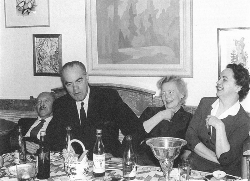 Frn vnster: Knut Jaensson, Jan Fridegrd, Tora Dahl, Gudrun Fridegrd hemma hos Ingemar och Astrid Hedenius p Norra Rudbecksgatan julen 1957.  